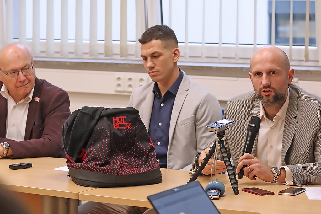 Zleva děkan FT TUL Vladimír Bajzík, Karel Kozma a Roman Knížek. /Foto: Adam Pluhař/