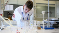 Vítěz kategorie E Tomáš Holub v laboratořích Vítěz kategorie E Tomáš Holub v laboratořích