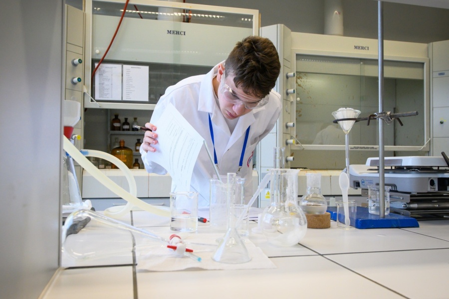 Vítěz kategorie E Tomáš Holub v laboratořích