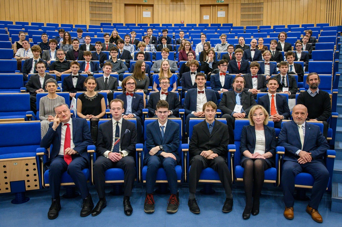 Společná fotografie účastníků Chemické olympiády