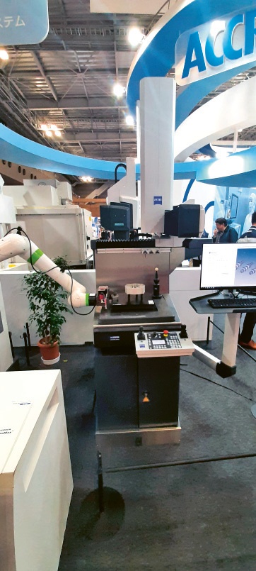 Zařízení Zeiss DuraMax (vpravo) byl předváděno v roboticky automatizovaném provozu