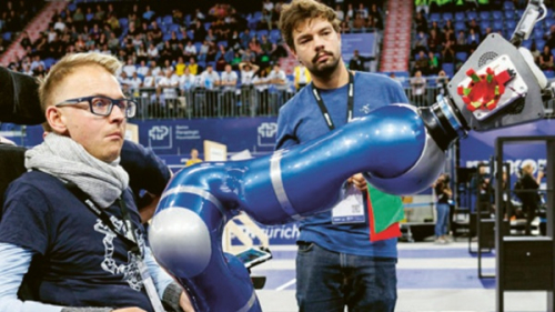 Asistenční robot s umělou inteligencí pomáhá tělesně postiženým