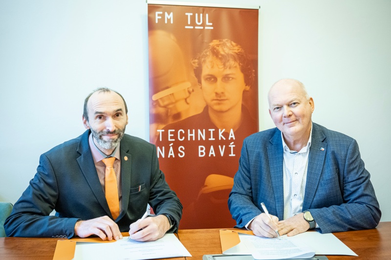 Na fotografii zleva: Josef Černohorský, děkan fakulty mechatroniky Technické Univerzity v Liberci, a Martin Slabihoudek, Ředitel Středního odborného učiliště Škoda Auto.