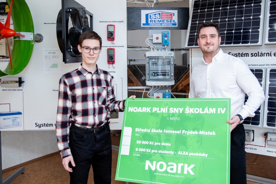 Předání šeku vítězi českého kola soutěže NOARK plní sny školám
