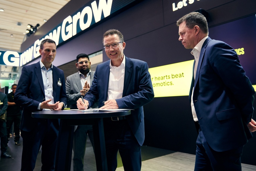 Christoph Salentin (CFO Innomotics), Padhu Kailasam (ředitel divize Industrial Drives and Power Conversion společnosti Danfoss), Michael Reichle (CEO Innomotics) a Mika Kulju (ředitel divize Power Electronics & Drives společnosti Danfoss) při podpisu dohody (zleva doprava).