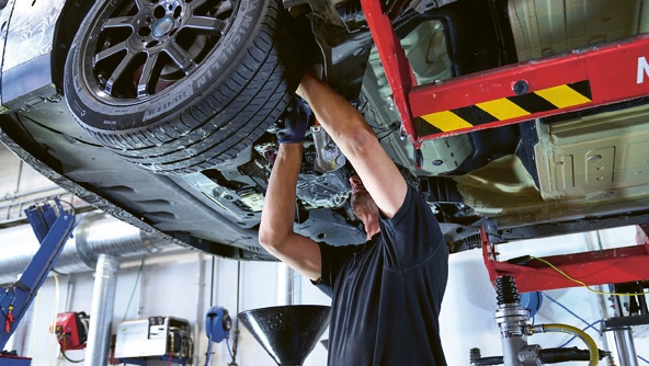 Jeden automobil demontuje jeden mechanik. Rozebrat jeden vůz mu trvá až 14 hodin. Demontuje celky, které lze znovu použít