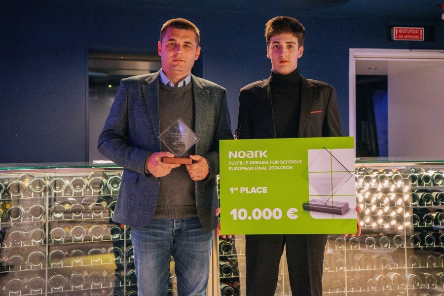 Evropští vítězové NOARK plní sny školám - zleva mentor týmu Nikola Bošković a lídr studentského týmu Mateja Nicović