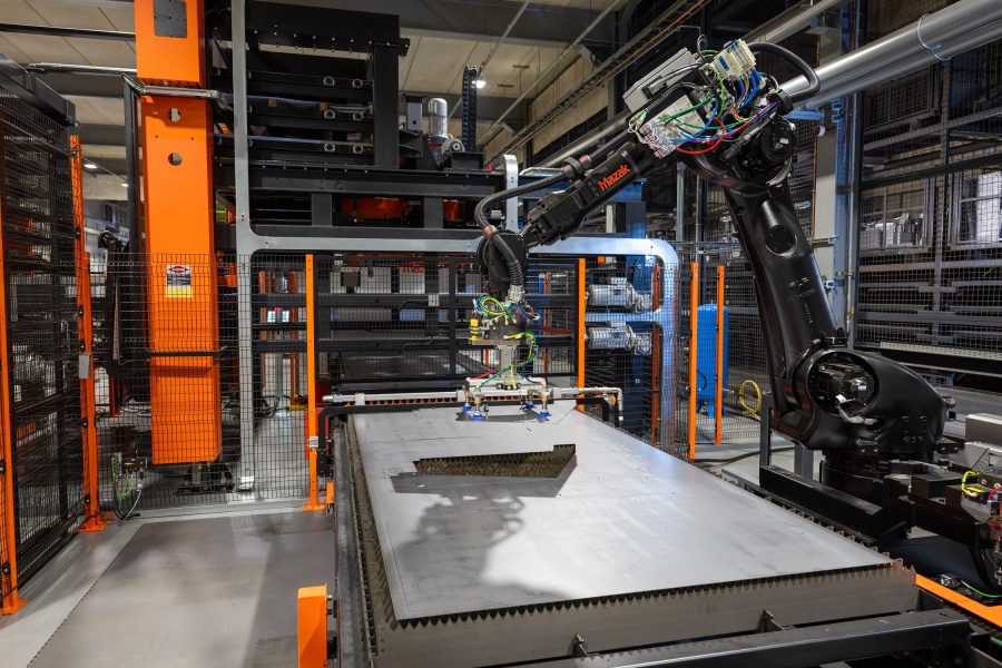 Nové vláknové lasery jsou ve spojení s automatizačním systémem Mazak CSTD Double Tower pro zakládání plechu a robotizovanou výrobní buňkou Mazak Smart Manufacturing Cell pro třídění dílů.