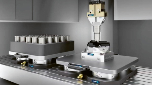 Robot nakládá z palety na stole © Schunk