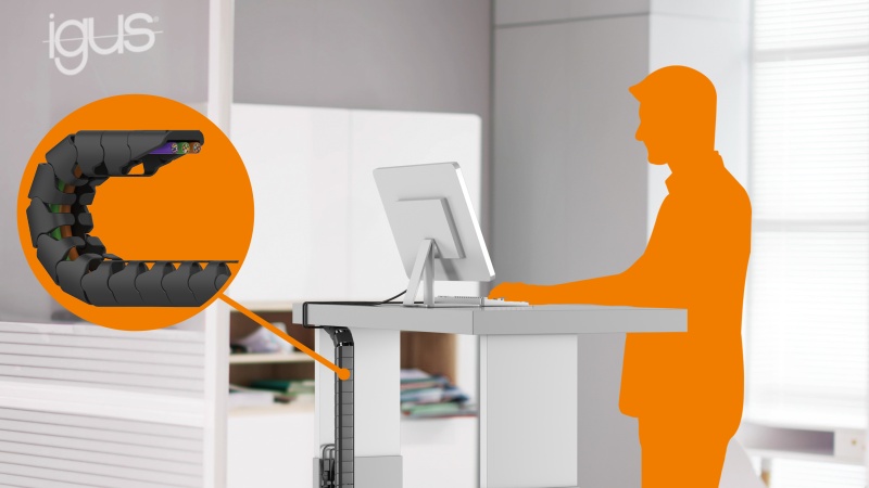 Nově vyvinutý systém OfficeChain speciálně určený pro výškově nastavitelné stoly. Díky svému jednoduchému designu zapadne řetěz do každé kanceláře a zároveň zajistí bezpečné a přehledné vedení kabelů. (FOTO: igus/HENNLICH)