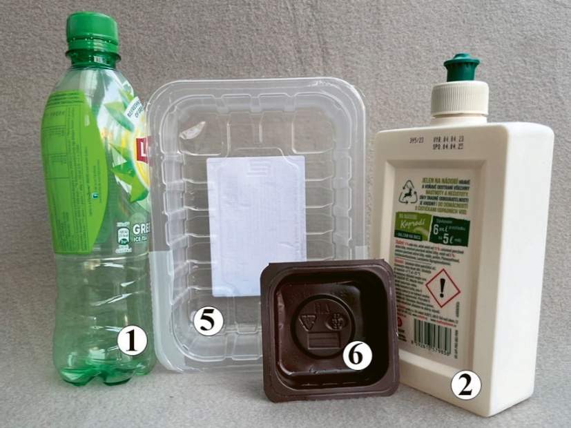Plastové obaly označené čísly podle SPI (Society of the Plastics Industry): 1) PET lahev, 2) HDPE lahev na saponát, 5) PP vanička na maso, 6) PS kelímek na Termix