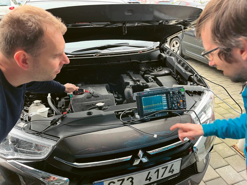 Měření vibrací na motoru osobního automobilu pomocí „self-powered“ senzoru s vizualizací dat osciloskopu