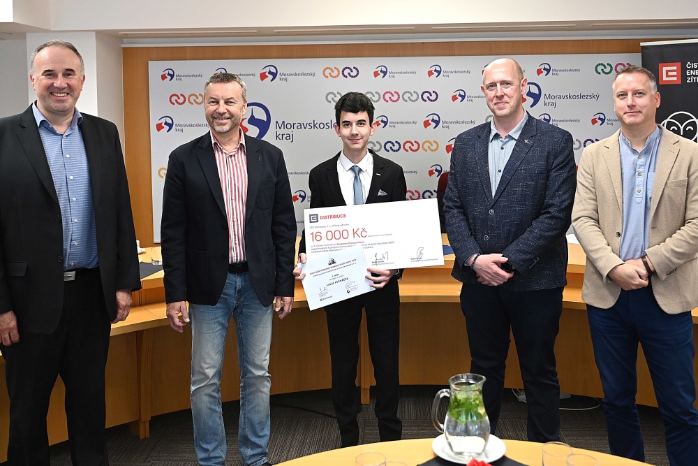 Zleva Milan Šťastný, regionální reprezentant ČEZ Distribuce, Igor Labuda, vedoucí odboru Sítě Morava společnosti ČEZ Distribuce, oceněný student Lukáš Petráček, náměstek hejtmana Moravskoslezského kraje pro školství, kulturu a sport Jan Vermiřovský a vedoucí krajského odboru školství Daniel Cinař