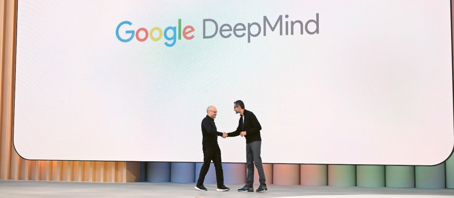Dva významní muži z vedení firmy Google: Sundar Pichai, šéf holdingu, a Demis Hassabis, šéf Google DeepMind © Google