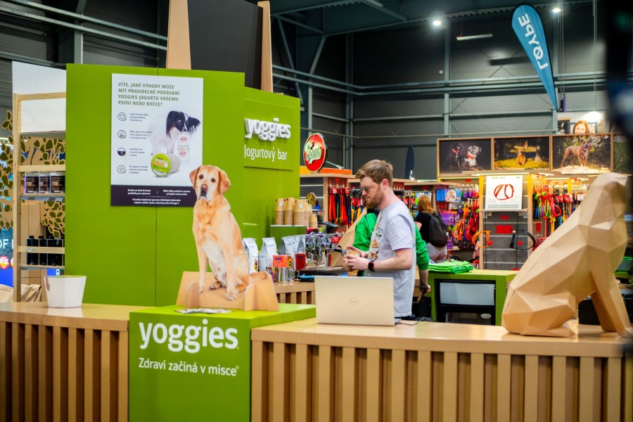 Yoggies stánek zvlnité lepenky