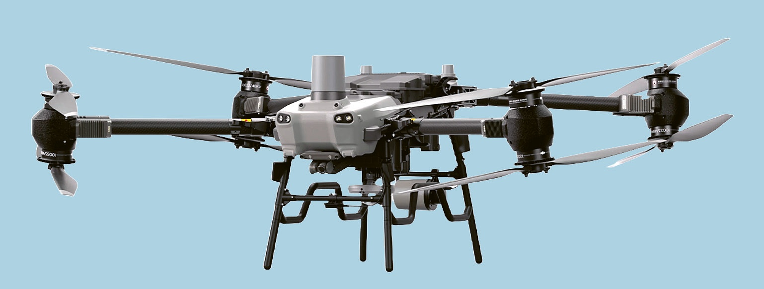 DJI FlyCart 30 Dron pro přepravu nákladů; doba letu 18 min se 30kg zátěží na 2 akumulátory, 9 min se 40kg zátěží na 1 akumulátor; max. vzletová hmotnost 95 kg; rychlost až 20 m/s; max. odpor větru 12 m/s; krytí IP55; provozní teplota −20—45 °C; vybaven navijákem s délkou lana 20 m, rychlostí navíjení 0,8 m/s a funkcí zpomalení odvíjení 1 m nad zemí