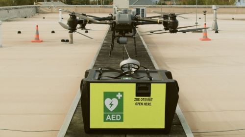 Plzeňské drony jako první v ČR testují transport zdravotnického materiálu