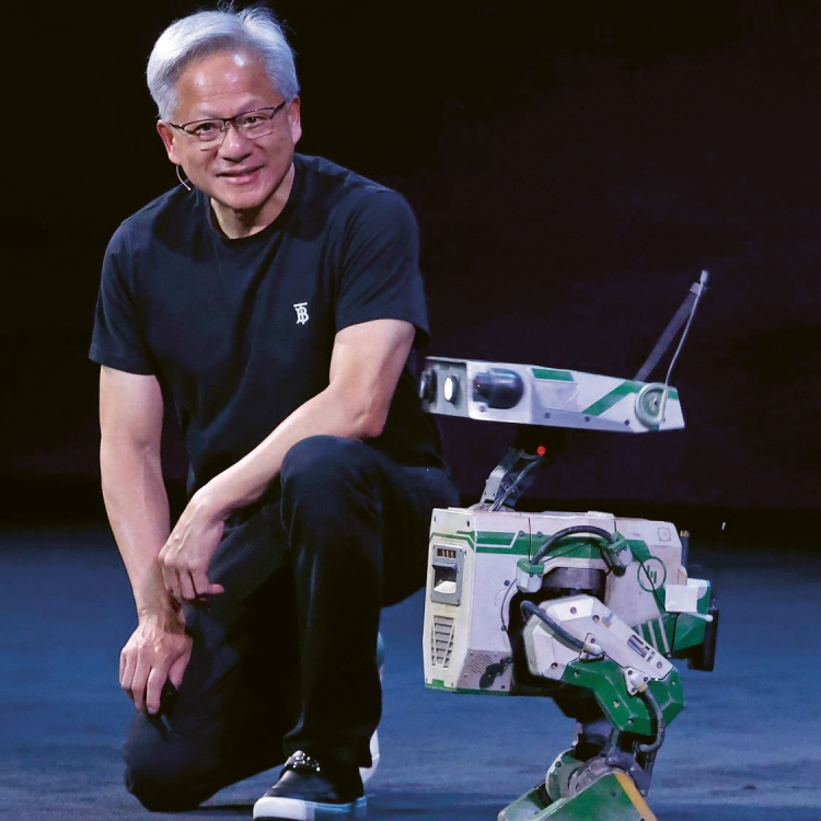 Generální ředitel společnosti Nvidia Jensen Huang představil v Paříži plány na spuštění nejméně 20 továren umělé inteligence po celé Evropě v příštích několika letech. A aby ukázal, co bude dál, k Huangovi se na pódiu připojil malý robot Grek, když hovořil o tom, jak NVIDIA ve spolupráci se společnostmi DeepMind a Disney vytvořila Newton, nejpokročilejší fyzikální tréninkový engine pro robotiku na světě. © Nvidia