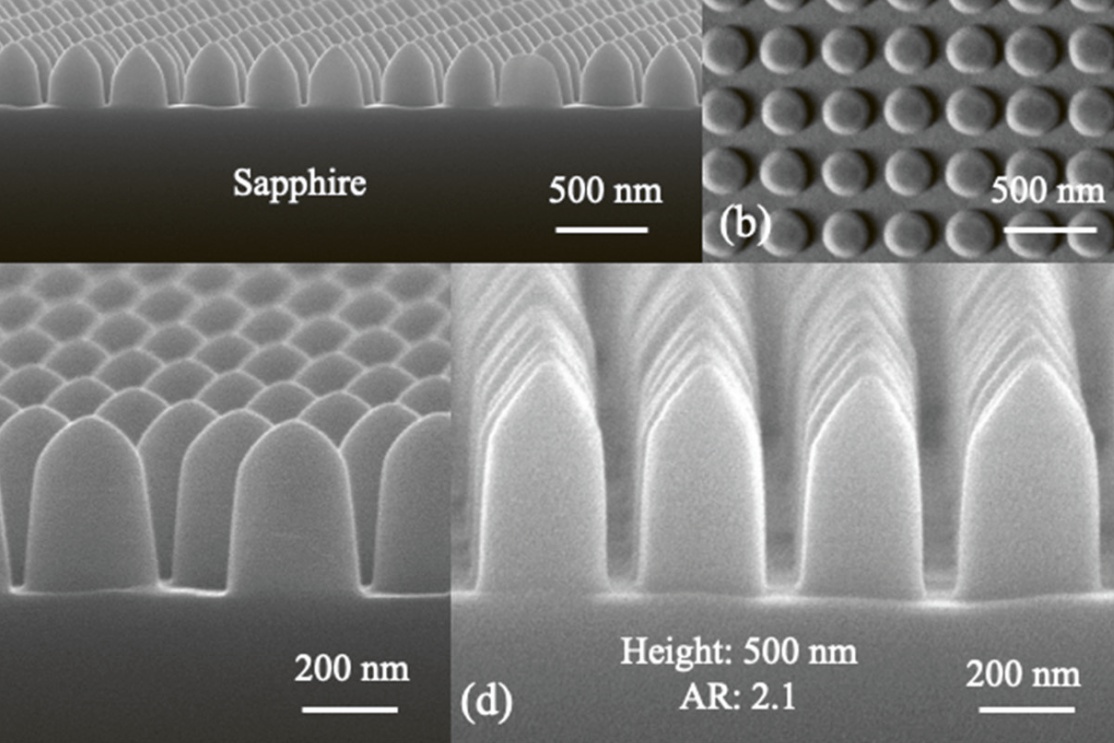 SEM snímky vyrobených safírových nanostruktur: průřez nanostruktur s periodou 330 nm a výškou 400 nm (a); pohled shora na strukturu se čtvercovou mřížkou (b) Snímky safírových nanostruktur s větším zvětšením s výškou 400 nm (c) a 500 nm (d) © University of Texas, Austin