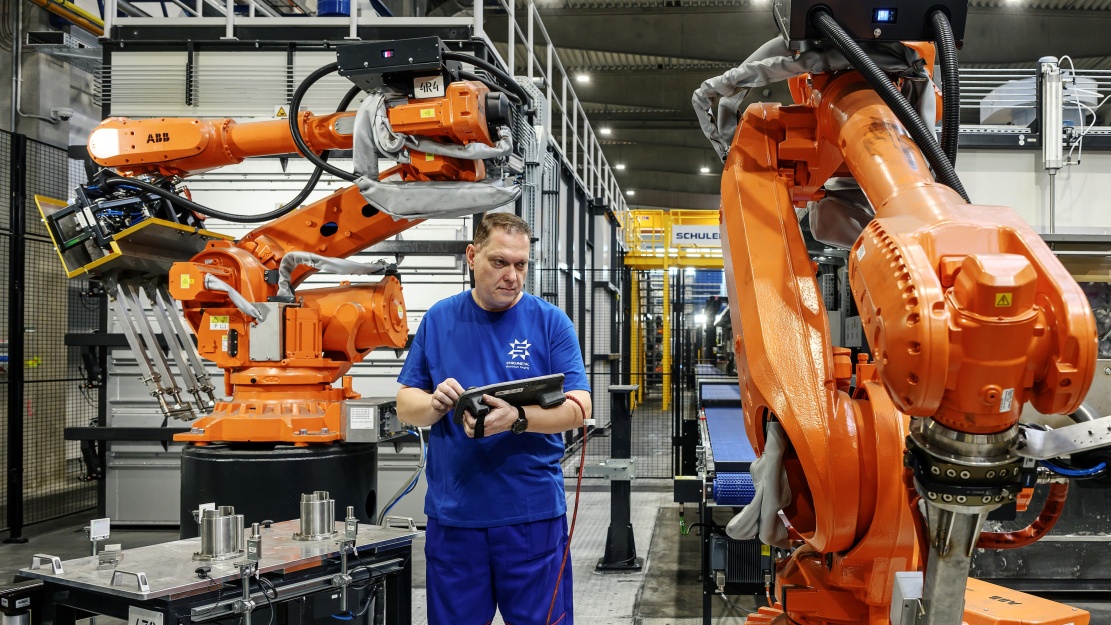Strojmetal disponuje 10 automatizovanými robotizovanými kovacími linkami (8 v Kamenici a 2 v Bruntále), které obsluhuje celkem 134 robotů
