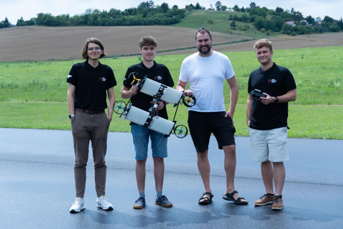 Zleva: Volodymyr Mykhailo Horbal, Pavel Mužík, zástupce firmy UDX Research a Jakub Prvý /Autor: Filip Stejskal - Monkee Drones/