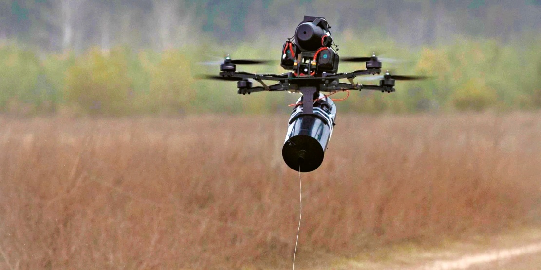 Ukázka technologie, která zatím umělou inteligenci na ukrajinském bojišti překonává — dronu řízeného po optickém kabelu © ArmijaInform (CC BY SA 4.0)