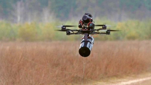 Ukázka technologie, která zatím umělou inteligenci na ukrajinském bojišti překonává — dronu řízeného po optickém kabelu © ArmijaInform (CC BY SA 4.0)