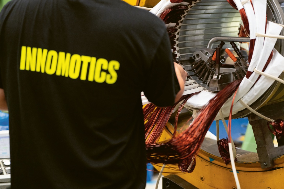 Navzdory automatizaci se ukládání vinutí některých motorů ještě neobejde bez lidského umu