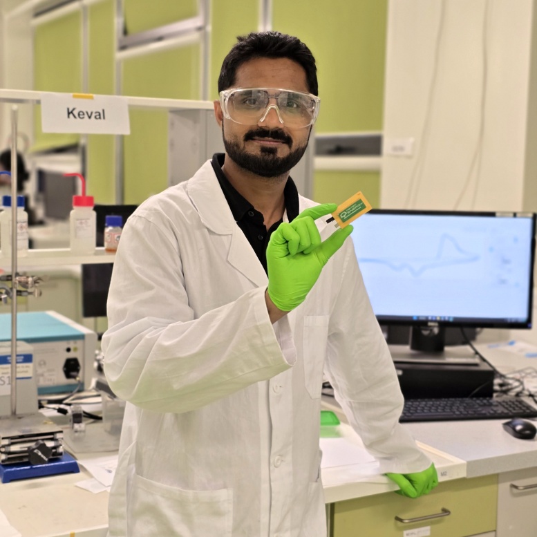 Dr. Sonigara předvádí bateriový pouzdrový článek v laboratoři pro výrobu a charakterizaci zařízení (laboratoř Maric), Energie budoucnosti a inovace, CEITEC VUT /Foto: Keval Sonigara/