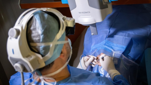 Oční chirurgové FN Ostrava začali používat nejmodernější 3D mikroskop na světě