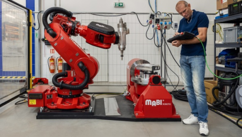 Řídicí systém Siemens Sinumerik ONE umožňuje robotu obrábět i 3D tisknout