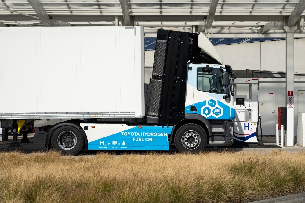 Vodíkový kamion v plnící stanici