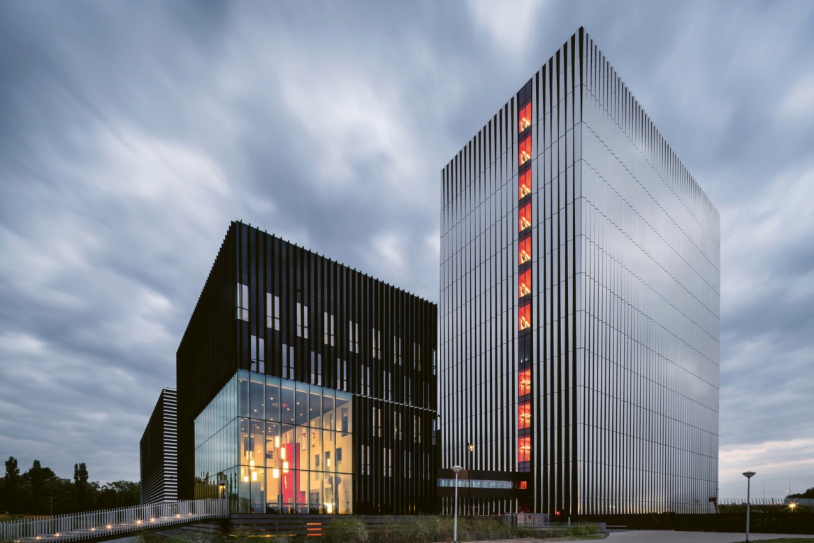 K datovým centrům zaměřují svou pozornost také architekti, aby sladili požadavky na technologickou funkčnost s principy architektonické dokonalosti. Tyto stavby byly dříve odsunuty do nenápadných průmyslových zón, ale nyní se stávají nedílnou součástí městského a příměstského prostředí. © InterEdge