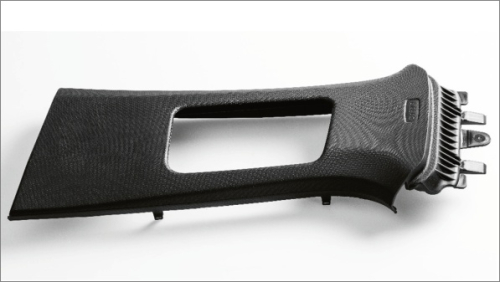 O 30 % méně materiálu, stejná stabilita: technologie Mucell umožňuje cenově výhodnou lehkou konstrukci pro interiéry automobilů © Engel