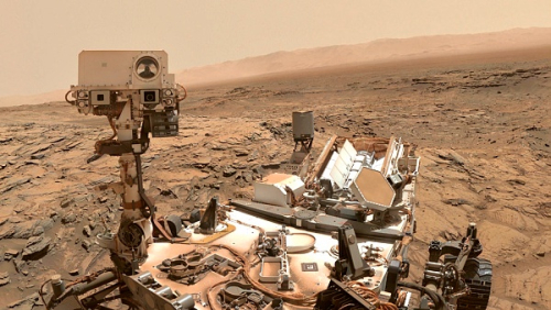 Autoportrét Curiosity na úpatí hory Mount Sharp v říjnu 2015 © JPL