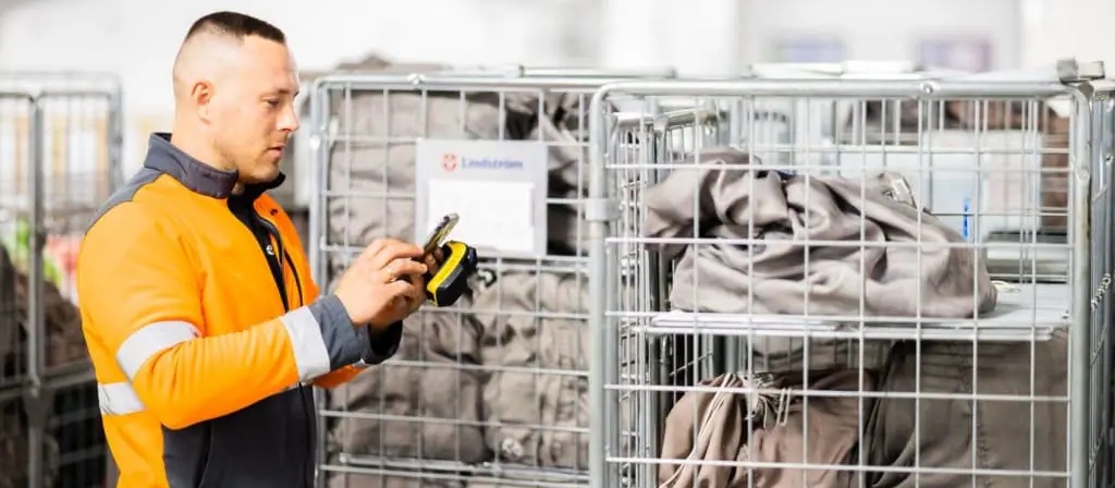 Chytré pracovní oděvy s RFID čipy /Foto: Lindström/