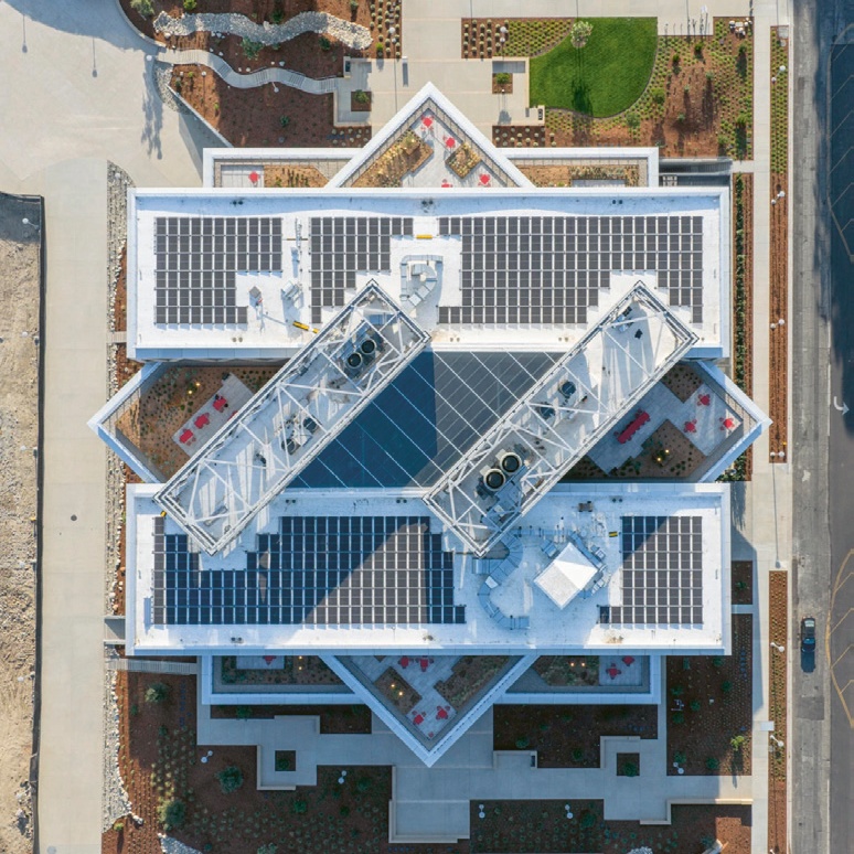 Na střeše je instalováno 1 021 m2 solárních panelů