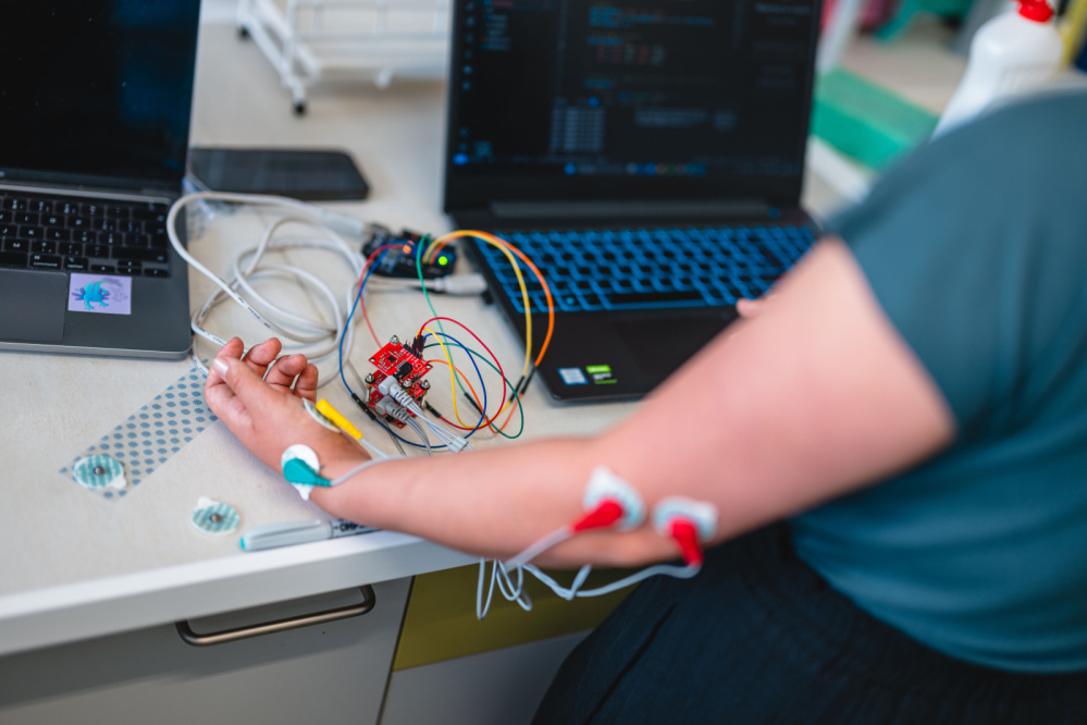 Neurální inženýrství na CEITEC VUT - experiment na člověku /Foto: Jakub Rozboud pro CEITEC VUT/ Neurální inženýrství na CEITEC VUT - experiment na člověku /Foto: Jakub Rozboud pro CEITEC VUT/