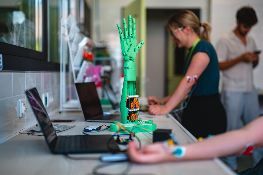 Neurální inženýrství na CEITEC VUT - experiment na člověku /Foto: Jakub Rozboud pro CEITEC VUT/ Neurální inženýrství na CEITEC VUT - experiment na člověku /Foto: Jakub Rozboud pro CEITEC VUT/