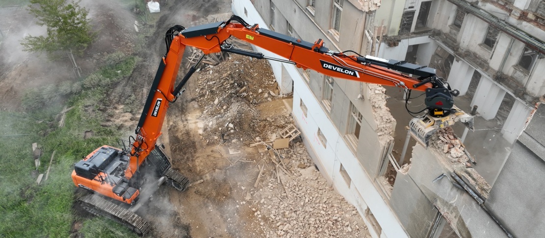 Demolice areálu bývalé Tesly v Lanškrouně pod taktovkou rypadla Develon DX380DM-7