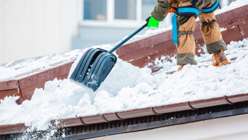 Pohyb sněhu na střeše je ovlivněn sklonem i tvarem střechy /Shutterstock/