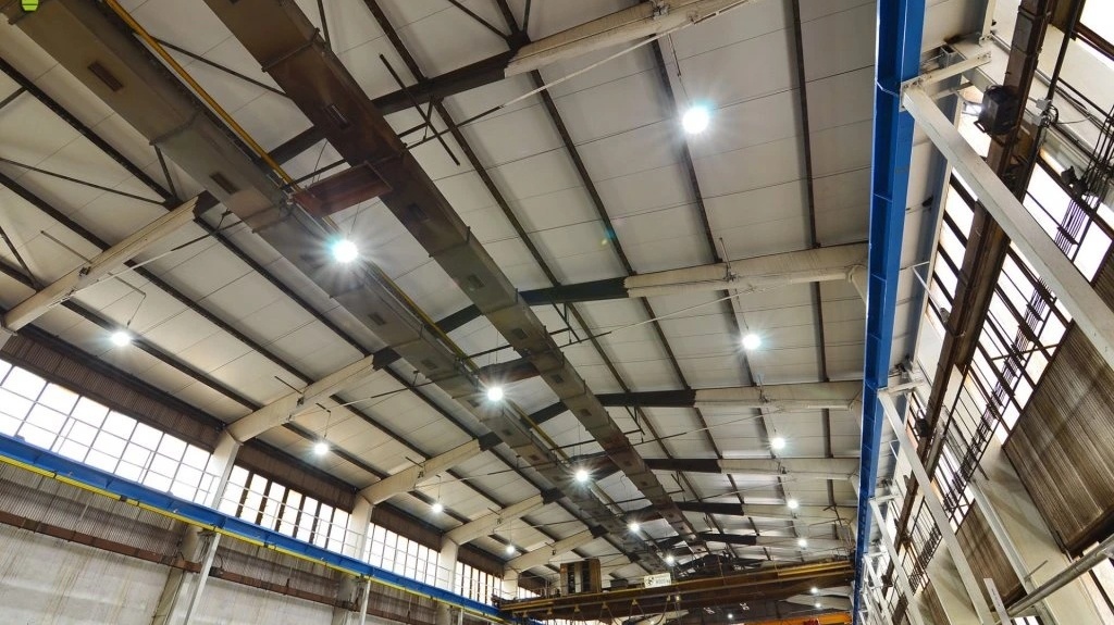 Pohled na strop průmyslové haly s instalovanými LED svítidly, která zajišťují vysokou intenzitu světla a dlouhou životnost