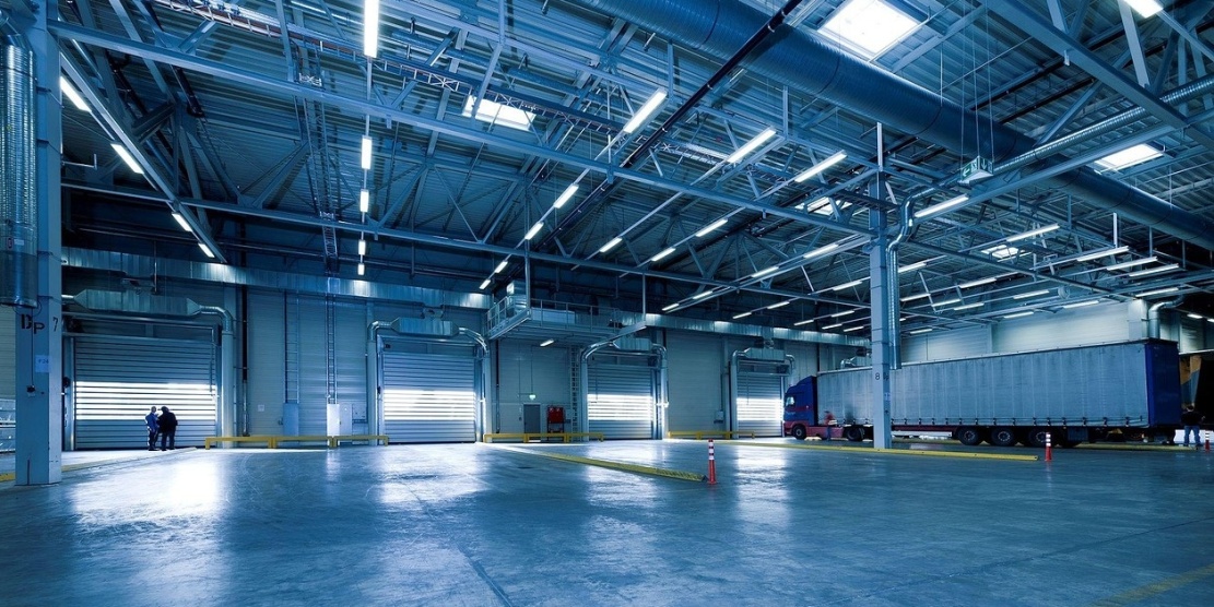 Ukázka rovnoměrného a úsporného osvětlení v průmyslové hale s vysokými stropy. Ideální řešení pro sklady a výrobní prostory. Zdroj: pixabay