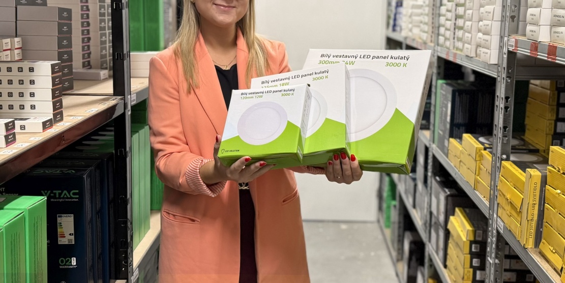 Zástupkyně společnosti LED Solution představuje sortiment vestavných LED panelů pro průmyslové i komerční využití. Zdroj: eshop.ledsolution.cz