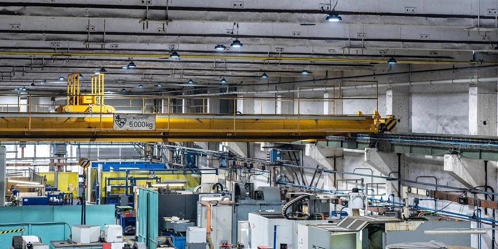 Pohled na výrobní halu s LED osvětlením a jeřábovou technikou – příklad modernizace osvětlení ve výrobním prostředí. Zdroj: eshop.ledsolution.cz