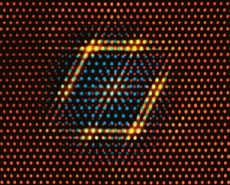 Barevný snímek z transmisního elektronového mikroskopu (STEM) zobrazující sraženinu Cu3Li ve slitině Cu-Ta-Li: oranžově zbarvené prvky představují primárně atomy Cu v matrici slitiny, zatímco modré a žluté prvky odpovídají sraženině Cu3Li; žlutá barva představuje atomy Ta v atomové dvojvrstvě a modré prvky představují atomy Li v jádru sraženiny Cu3Li © Lehigh University