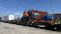 Nové pásové rypadlo Develon DX140LCR-7 ověřilo ekologičtější železniční dopravu v Evropě