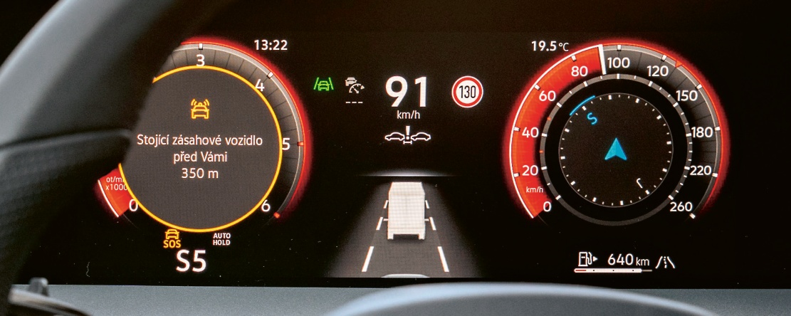 Různá sdělení se řidiči zobrazují přímo ve voze formou jednoduchých zpráv s udáním přesné vzdálenosti. Řidiči tak mohou na situaci před vozem reagovat s předstihem. Zásadní je, že takto poskytované informace jsou ověřené a místně i časově přesně definované