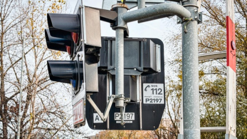 Všechny železniční přejezdy už mají nové reflexní štítky