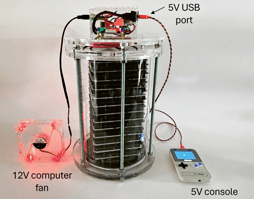 Prototyp superkondenzátoru vyrobený stohováním elektrod ec3 obklopených porézními separátory namočenými v elektrolytu, napájející ventilátor počítače a herní konzoli © MIT